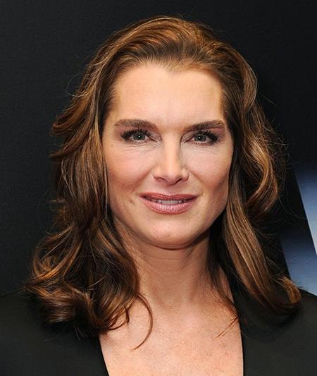 Brooke Shields cũng là một trong số ít tên tuổi tại Hollywood khước từ chuyện dao kéo. Ngôi sao 50 tuổi lí giải rằng, nếu phẫu thuật thẩm mĩ, bà sợ bản thân sẽ trông giống như một trò đùa.