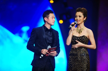 MC Anh Tuấn kết đôi cùng người đẹp Jennifer Phạm trong chung kết HHVN 2012