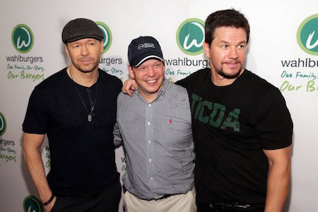 Cùng với các anh em trai của mình, nam tài tử Mark Wahlberg đã sáng lập ra chuỗi cửa hàng nổi tiếng Wahlburgers. Nhờ vào mức doanh thu hàng năm đạt mốc 5 triệu đô la, Mark Wahlberg đang lên kế hoạch mở rộng chuỗi cửa hàng của mình lên tới 118 địa điểm.