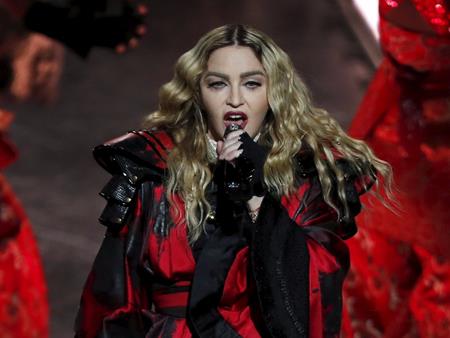 “Nữ hoàng nhạc pop” Madonna chính là ngôi sao giàu có nhất hành tinh với khối tài sản ước tính lên tới 910 triệu đô la Mỹ. Hơn ba thập kỉ qua, Madonna luôn duy trì được vị thế hàng đầu trong làng nhạc thế giới. “Nữ hoàng nhạc pop” cũng chính là người giữ kỉ lục nghệ sĩ solo “ăn khách” nhất lịch sử với 1.3 tỷ đô la doanh thu bán vé đi tour. Ngay từ năm 1992, Madonna đã lập ra hãng đĩa nổi tiếng Maverick Record, ngoài ra, “nữ hoàng nhạc pop” còn “ăn nên làm ra” nhờ các thương hiệu thời trang Material Girl và chuỗi phòng tập thể dục cao cấp Hard Candy Fitness.