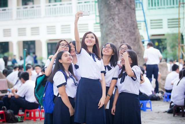 Á hậu Việt Nam cũng nhiệt tình giao lưu và chia sẻ những kinh nghiệm học tập, đặc biệt là môn tiếng Anh cho các bạn học sinh cuối cấp chuẩn bị cho kì thi Đại học.