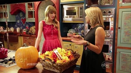 …đến năm 2012, Taylor Swift còn cho người hâm mộ chiêm ngưỡng tận mắt siêu căn hộ rộng tới 4.062 foot vuông của mình.