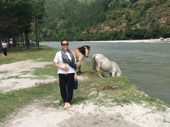 “Đừng đến Bhutan với hi vọng mang về cho mình chút hạnh phúc, bởi chúng vốn không thể bán mua hay đổi chác được đâu. Nếu bạn không thể tìm thấy sự hạnh phúc hay thanh thản trong chính tâm hồn mình, Bhutan cũng chỉ là một đất nước buồn bã và lạc hậu, không hơn không kém!”