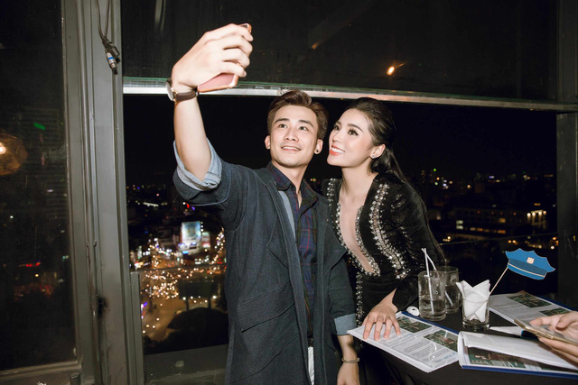 Cả hai còn chụp ảnh selfie vui vẻ khi cùng làm việc với nhau