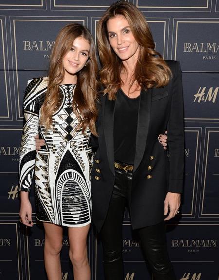 Cindy Crawford và cô con gái Kaia Gerber trông giống nhau như hai giọt nước