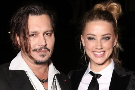 Tháng 5 năm nay, Amber Heard đã chính thức đệ đơn ly dị chàng “cướp biển” Johnny Depp sau 15 tháng “hôn nhân địa ngục”. Trong khi Amber Heard “tố” chồng cũ bạo hành mình thì phía Johnny Depp cũng khẳng định siêu mẫu lưỡng tính là một cô vợ “đào mỏ”. Để cố gắng minh oan cho bản thân, Amber Heard đã quyết định sẽ quyên góp số tiền giành được khi ly hôn cho một tổ chức từ thiện. Tuy vậy, danh tiếng của người đẹp này và cả Johnny Depp đều đã bị ảnh hưởng nặng nề.