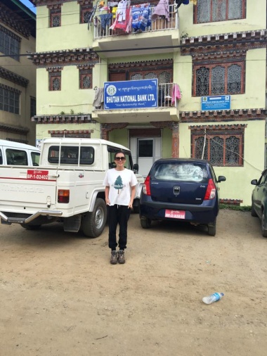 “Và đây, Hoài đi ngân hàng Bhutan national đổi tiền, đường đi xuống phải tránh mấy đống phân bò.” - cô hài hước kể về “hành trình” đổi tiền Bhutan của bản thân.