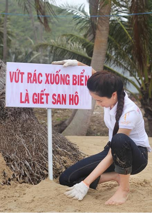 Nam Em cũng tiết lộ cô đã mang theo hơn 100 cây quạt có kèm thông điệp không vứt rác xuống biển để tặng các thí sinh Miss Earth 2016. Người đẹp đại diện Việt Nam hi vọng sẽ không chỉ có người Việt Nam mà bạn bè khắp 5 châu sẽ cùng bảo vệ mái nhà chung của con người.