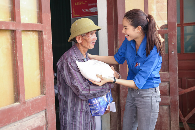 Ngoài việc phát quà, Phạm Hương cũng đã dành nhiều chia sẻ, động viên bà con sớm ổn định cuộc sống.