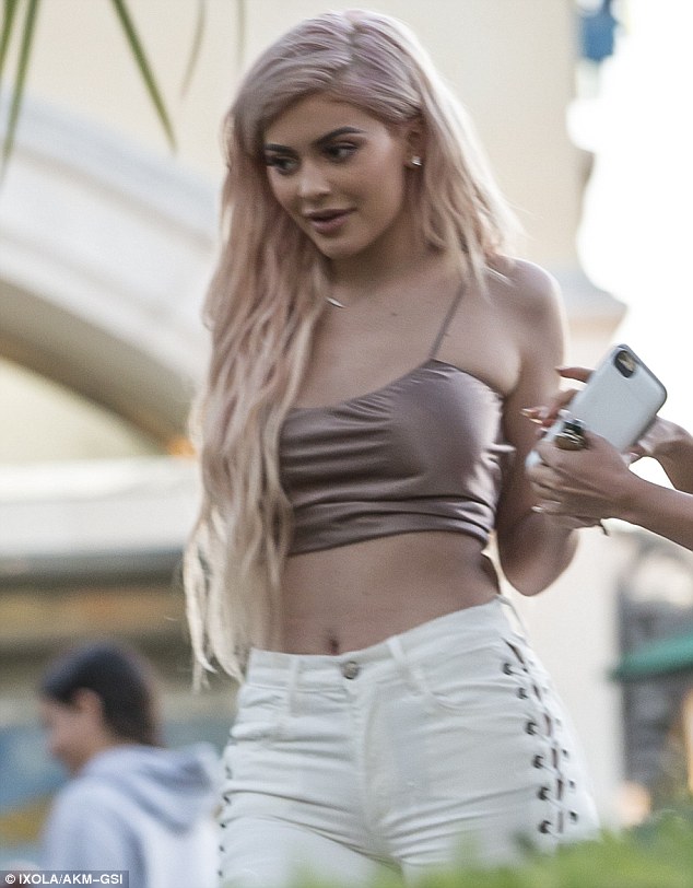 Kylie Jenner gợi cảm khoe tóc mới