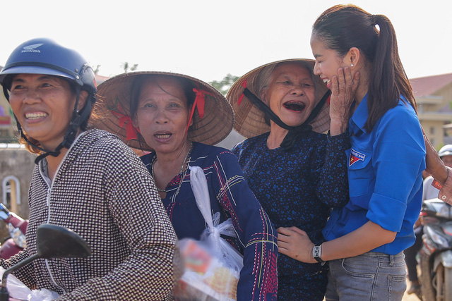 Phạm Hương cũng chia sẻ, việc cô tham gia các hoạt động thiện nguyện không chỉ đơn thuần là trao- nhận, mà đó là nơi để Phạm Hương gần gũi, chia sẻ và giúp đỡ những người khó khăn.