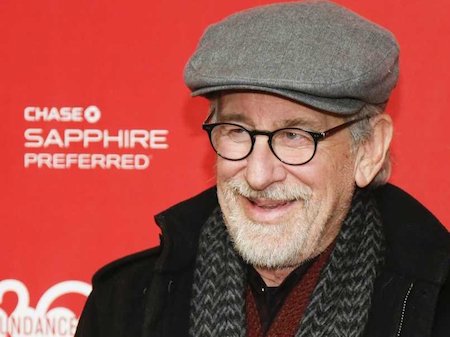 Steven Spielberg từng đăng ký tới ba lần vào trường điện ảnh của UCLA (Đại học California tại Los Angeles) và trường điện ảnh truyền hình của USC (Đại học Nam California) nhưng đều không được nhận vì chỉ tốt nghiệp cấp ba với điểm trung bình loại C. Bất chấp những khó khăn này, Steven Spielberg vẫn vươn lên trở thành một đạo diễn lừng danh với 3 giải Oscar, 4 giải Emmy và “cầm trịch” 27 bộ phim với doanh thu vượt mốc 9 tỉ đô la Mỹ.