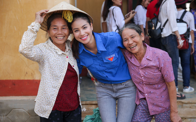 “Phạm Hương ý thức được việc mình làm, hành động của mình còn ảnh hưởng đến rất nhiều các bạn trẻ, chính vì vậy Phạm Hương trước tiên muốn fan hâm mộ mình cùng tham gia, cùng làm, cùng vui và luôn với tinh thần đầy nhiệt huyết, đầy năng lượng của tuổi trẻ...để có thể giúp ích cho cộng đồng, góp phần tạo nên ý thức tốt cho một phần giới trẻ trong các bạn fan của mình... Mình nhiệt tình, vui vẻ thì các cô, các chú nhận quà cũng vui theo, giúp các cô chú một nụ cười đầy lạc quan thì bản thân Hương cũng cảm thấy mãn nguyện..” Phạm Hương chia sẻ.