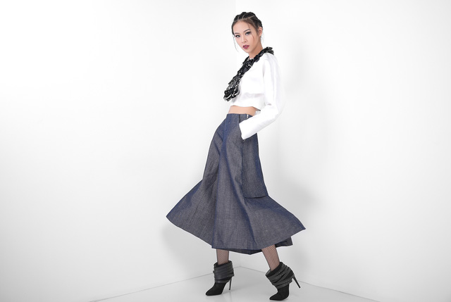 Mốt quần culottes được yêu chuộng nhất trong năm 2015 được người đẹp phối cùng áo sweatshirt ngắn.