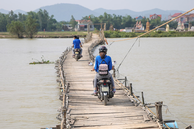 Để đến với những hộ gia đình khó khăn nhất, Phạm Hương đi xe máy vào khu vực vùng sâu nhất để thăm hỏi, động viên và trao quà trực tiếp cho các hộ.