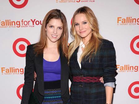 Hai người đẹp Kristen Bell và Anna Kendrick trông rất ăn ý khi đứng cạnh nhau nhờ có chiều cao khá tương xứng là 1m55 và 1m52