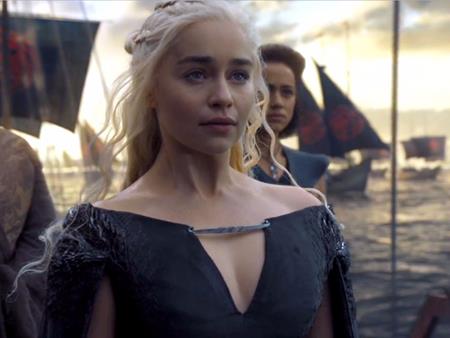 … “mẹ rồng” Emilia Clarke…