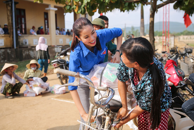 Không đơn thuần chỉ phát quà, Phạm Hương còn giúp bà con, những người già, những chị phụ nữ...đóng quà, mang quà ra xe...