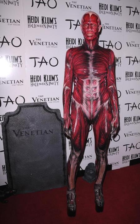 … và đỉnh cao là bộ dạng máu me trong ngày Halloween 2011