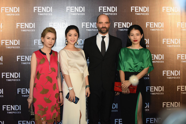 Bà Mai Bình – đại diện thương hiệu Fendi Timepieces tại Việt Nam (ngoài cùng bên trái) và bà Tuyết Anh – người sáng lập tạo chí Style (ngoài cùng bên phải)