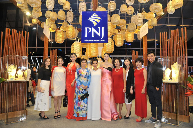 Gian trưng bày bắt mắt của thương hiệu PNJ tại VIFW 2016, thu hút sự chú ý của nhiều nghệ sĩ nổi tiếng