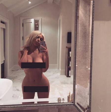 Trong năm qua, Kim Kardashian vẫn tiếp tục duy trì phong cách chụp hình quá đỗi táo bạo và sexy