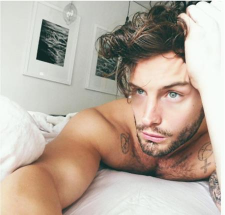 Nam tài tử Nico Tortorella cũng tự tin khoe ảnh “nóng” ở trên giường