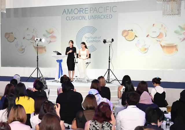 Theo chuyên viên trang điểm của Amorepacific, ưu điểm của dòng phấn nước là lớp trang điểm mỏng, mịn và tự nhiên.