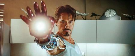 “Iron Man” chính là bộ phim đã mở ra Vũ trụ điện ảnh Marvel đồng thời đánh dấu một kỷ nguyên mới cho dòng phim siêu anh hùng. Đây cũng là tác phẩm đã đưa tên tuổi Robert Downey Jr. trở lại với đỉnh cao Hollywood. Với kinh phí đầu tư 140 triệu đô la, “Iron Man” đã mang về cho Marvel hơn 585 triệu đô la doanh thu phòng vé. Thành công ngoài mong đợi của “Iron Man” là cú hích lớn cho sự ra đời của một loạt các phim siêu anh hùng trực thuộc siêu dự án “The Avengers” sau này như “Captain America” hay “Ant-Man”. Có thể nói, “Iron Man” chính là người anh cả trong vũ trụ điện ảnh của Marvel và phần trình diễn của Robert Downey Jr. cũng xứng đáng được coi là mẫu mực trong dòng phim siêu anh hùng.