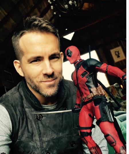 Ryan Reynolds vô cùng hào hứng khi khoe ảnh tự sướng với nhân vật Deadpool