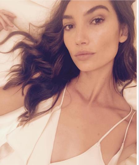 “Thiên thần” Lily Aldridge cũng góp mặt trong danh sách những ngôi sao tự sướng “long lanh” nhất năm qua