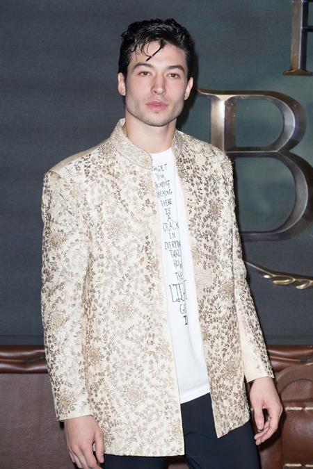 … và nam tài tử Ezra Miller cũng đã tới chung vui