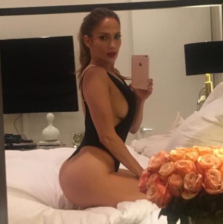 “Siêu vòng 3” Jennifer Lopez chưa bao giờ cảm thấy e dè với chuyện chụp hình “nóng”