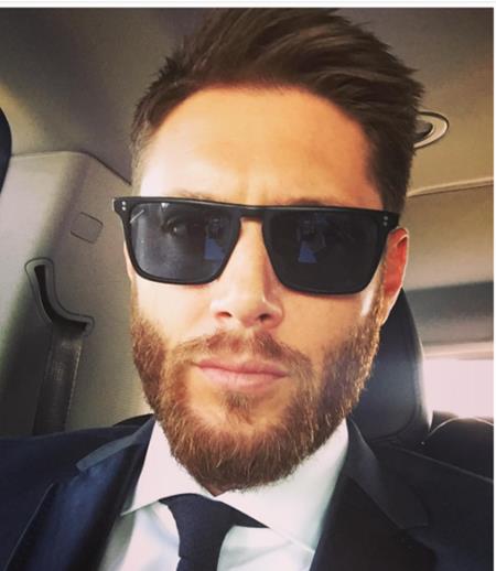 Jensen Ackles tiếp tục cho thấy sức hút khó cưỡng của mình, dù ngôi sao của “Supernatural” đã để râu ria rậm rạp và đeo thêm một chiếc kính đen