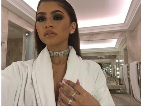 Phòng tắm cũng là địa điểm chụp hình yêu thích của ngôi sao 9x Zendaya