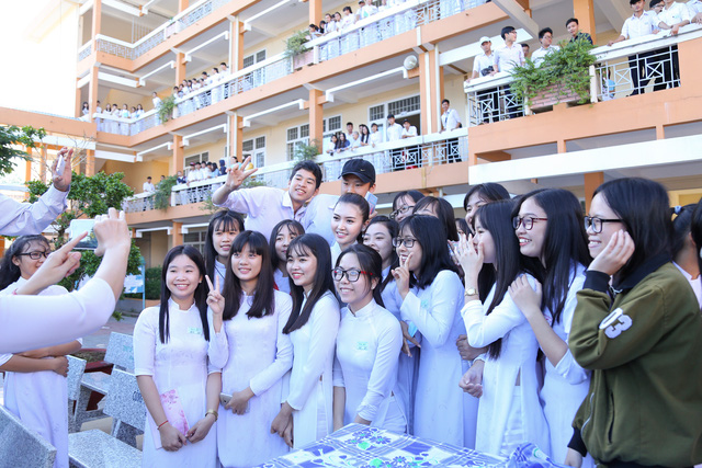 Tại trường, hàng nghìn học sinh và các thầy cô đã chào đón Ngọc Duyên về thăm.
