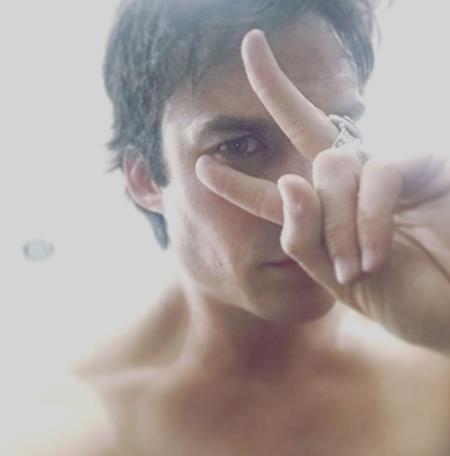 Chàng “ma cà rồng” Ian Somerhalder đã khiến cho không ít fan nữ ngây ngất với bức hình tự sướng “nóng bỏng tay”