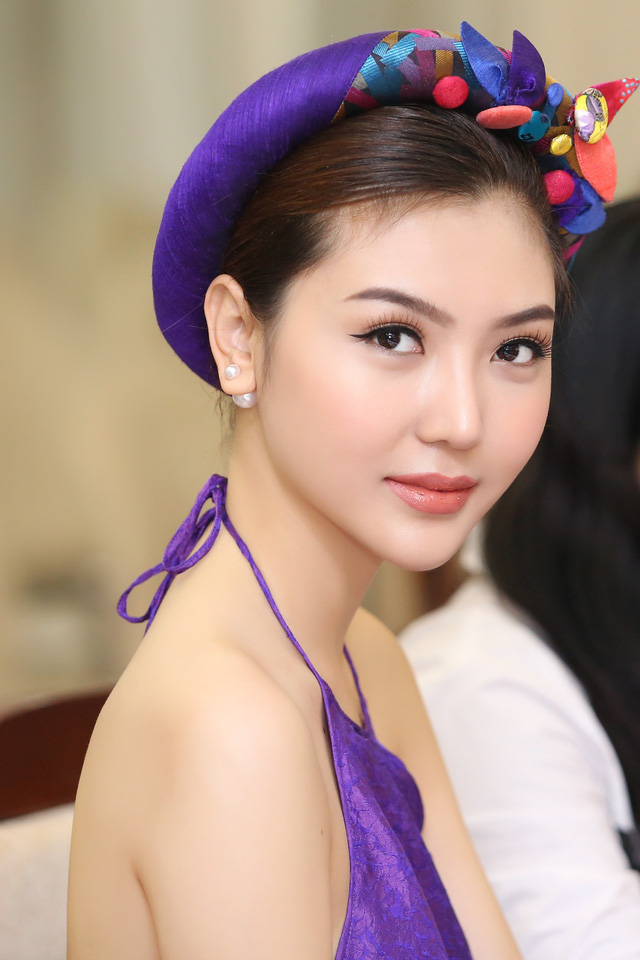Hoa hậu Ngọc Duyên mặc áo yếm gợi cảm đọ dáng cùng dàn mẫu
