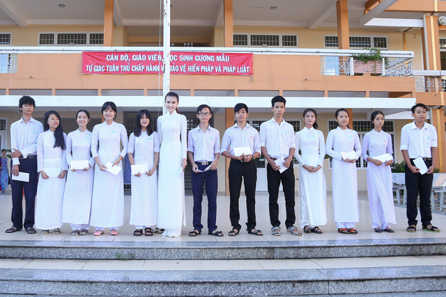 Bên cạnh đó, Ngọc Duyên đã trao tặng 15 suất học bổng cho học sinh nghèo vượt khó học giỏi của trường.