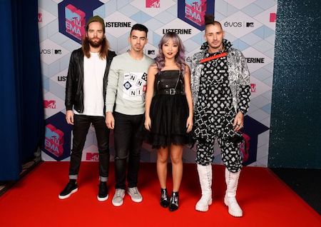 Joe Jonas tới MTV Europe Music Awards biểu diễn cùng ban nhạc…