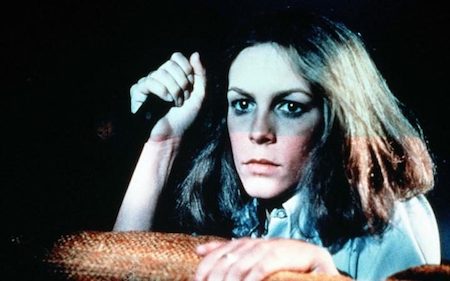 “Halloween” (1978) hiển nhiên là một trong những bộ phim không thể bỏ lỡ khi mùa Halloween đến. Tác phẩm của John Carpenter cũng là phần phim mở màn trong loạt phim về tên sát nhân tâm thần Michael Myers, kẻ reo rắc nỗi sợ hãi cho bao thế hệ khán giả.