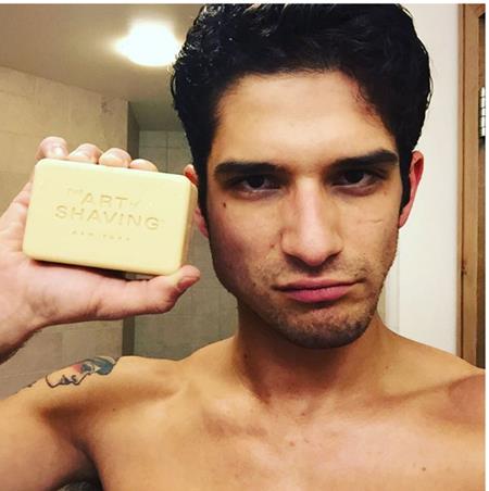 “Người sói tuổi teen” Tyler Posey hài hước khoe ảnh tự sướng trong nhà tắm