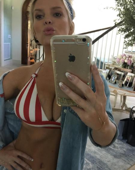 Jessica Simpson “đốn gục” các fan với bức hình tự sướng bikini nóng bỏng