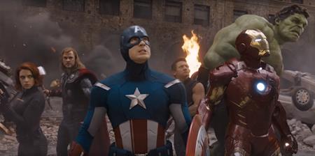 “The Avengers” (2012) là lần đầu tiên hãng Marvel đưa cả biệt đội siêu anh hùng lên màn ảnh rộng. Chưa tính tới mức độ hoành tráng của bộ phim, chỉ riêng việc “nhồi nhét” của cả Thor, Iron Man, Hulk, Captain America vào trong một câu chuyện có thời lượng hơn hai tiếng đã khiến nhiều người cảm thấy khó tin. Tuy nhiên, Marvel đã hoàn thành xuất sắc nhiệm vụ bất khả thi này và thu về một phần thưởng xứng đáng với hơn 1.5 tỉ đô la doanh thu phòng vé toàn cầu.