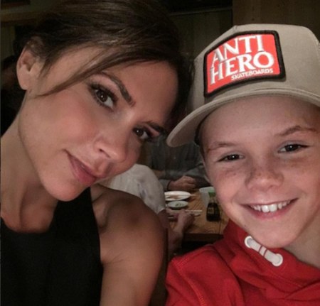 Cruz Beckham là “nạn nhân” mới nhất của mẹ Victoria?