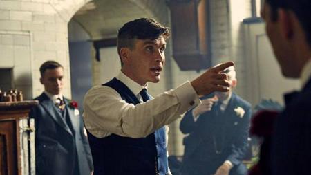 Được đặt trong bối cảnh nước Anh đầu thế kỷ 19, “Peaky Blinders” xoay quanh câu chuyện về gia đình Shelby, những người cầm đầu băng đảng Peaky Blinders khét tiếng trong thế giới ngầm. Không chỉ phơi bày thực trạng mục nát của nước Anh thời bấy giờ, “Peaky Blinders” còn khiến người xem nghẹt thở với những cuộc đấu trí và thanh toán đẫm máu trong thế giới ngầm và cả trong giới chính trị.