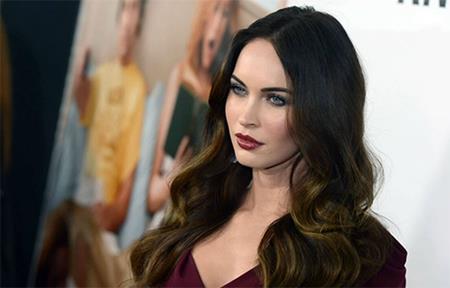 Sau khi tham gia vào loạt phim đình đám “Transformer”, Megan Fox nhanh chóng nổi nên như một “biểu tượng sex” tại Hollywood. Tuy kĩ năng diễn xuất của Megan Fox vẫn gây ra nhiều tranh cãi nhưng không thể phủ nhận rằng ngôi sao của bộ phim “Transformer” luôn là một trong những tên tuổi “nóng” nhất Hollywood.