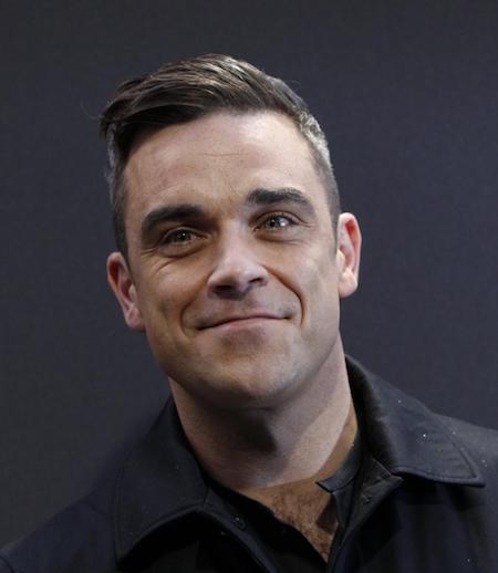 Nam ca sĩ Robbie Williams lên nhận giải thay Adele