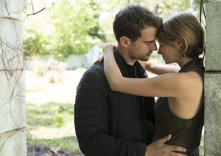 Dù “Allegiant” bị chê tơi tả nhưng Theo James và Shailene Woodley vẫn giành được nhiều lời khen với một màn khoá môi quá đỗi ăn ý