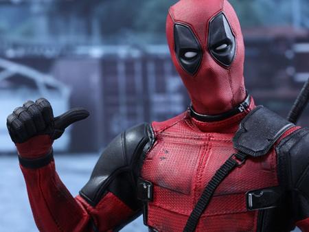 Trong bối cảnh dòng phim siêu anh hùng đang có dấu hiệu bị “bão hòa”, tác phẩm điện ảnh “Deadpool” xoay quanh gã lính đánh thuê lắm tài nhiều tật Wade Wilson (Ryan Reynolds thủ vai) thực sự đã đem tới một làn gió mới cho người hâm mộ. Chỉ “ngốn” 58 triệu đô la kinh phí sản xuất nhưng “Deadpool” đã gặt hái được thành công vang dội với hơn 760 triệu đô la doanh thu phòng vé và xuất sắc trở thành tác phẩm “nóng” nhất năm 2016.